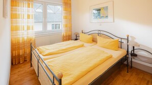 2 soverom, strykejern/-brett, reiseseng for barn og internettilgang