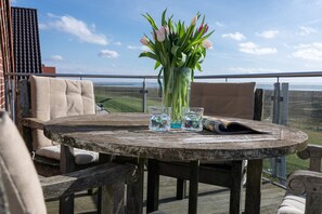 Outdoor dining - Cozy vacation apartment with outstanding sea views (Juist)