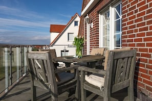 Outdoor dining - Cozy vacation apartment with outstanding sea views (Juist)