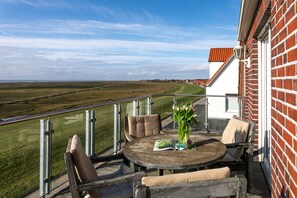 Outdoor dining - Cozy vacation apartment with outstanding sea views (Juist)