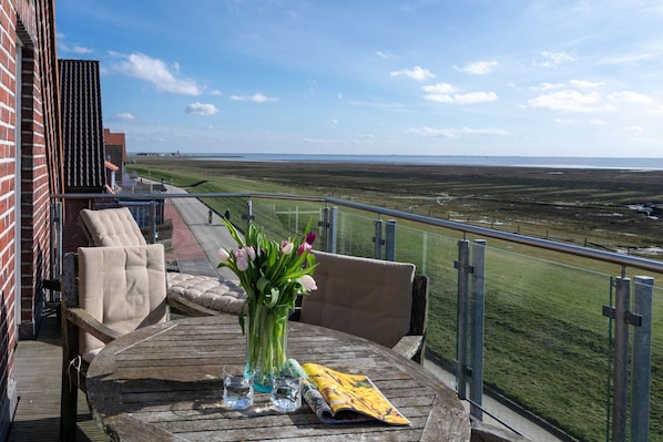 Outdoor dining - Cozy vacation apartment with outstanding sea views (Juist)