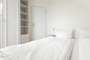 2 habitaciones, tabla de planchar con plancha, cuna de viaje y internet