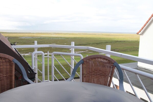 Outdoor dining - Cozy vacation apartment with balcony (Juist)