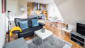 Um apartamento moderno com sala de estar, cozinha e área de jantar.