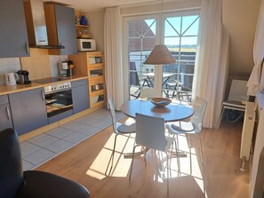 Fridge, microwave, oven, stovetop - "Träumchen" at Haus Sanderling - your exclusive vacation home on Juist (Juist)