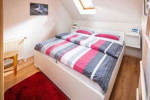 2 slaapkamers, een strijkplank/strijkijzer, reisbedje, gratis wifi