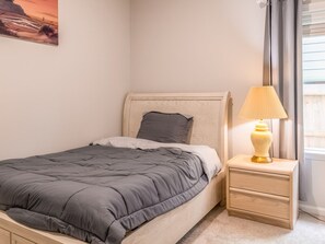 4 bedrooms, desk, WiFi, bed sheets - Woodridge - Shared with owner (Porter)