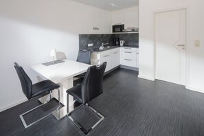 Fridge, microwave, stovetop, coffee/tea maker - Cozy vacation apartment near the center (Juist)