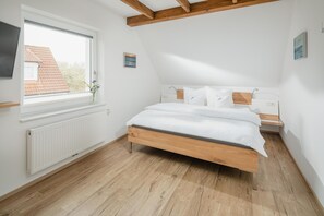2 bedrooms, iron/ironing board, travel cot, free WiFi