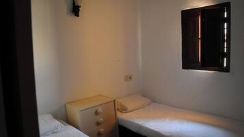 2 bedrooms, iron/ironing board, bed sheets