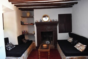Interior - The courtyard house (Ventorros de San José)