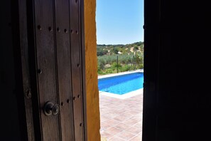 Outdoor pool - The courtyard house (Ventorros de San José)