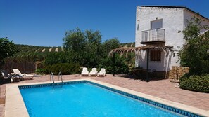 Outdoor pool - The courtyard house (Ventorros de San José)