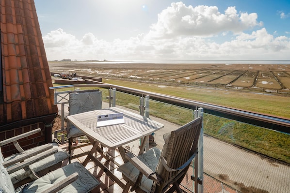 Outdoor dining - Cozy vacation rental with an exceptional ocean view (Juist)