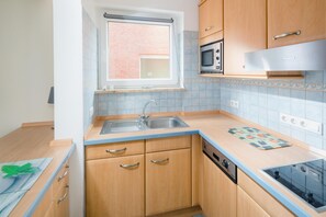 Fridge, microwave, stovetop, coffee/tea maker - "Idyllic vacation apartment Seute Deern Kajüte - your perfect retreat on the (Juist)
