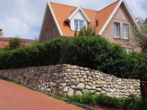 Exterior - "Experience an unforgettable vacation in the vacation apartment Am Warmbad!" (Juist)