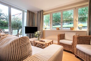 TV, DVD player, stereo - "Experience an unforgettable vacation in the vacation apartment Am Warmbad!" (Juist)