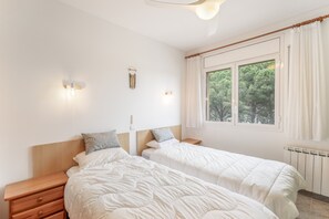 6 bedrooms, WiFi, bed sheets - Holiday Home 'Pineda 12' with Mountain View, Private Pool and Wi-Fi (Pals)