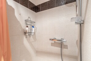 Shower, hair dryer, towels - Holiday Home 'Pineda 12' with Mountain View, Private Pool and Wi-Fi (Pals)