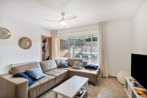TV - Holiday Home 'Pineda 12' with Mountain View, Private Pool and Wi-Fi (Pals)