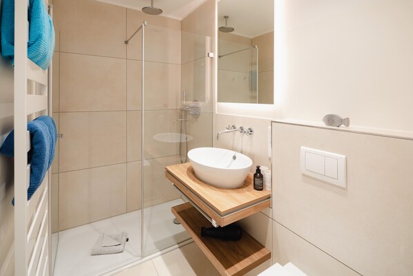 Shower, hair dryer, towels - Welcome to the "Meeresleuchten" vacation apartment - your time-out on Juist (Juist)