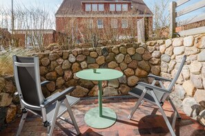 Outdoor dining - Welcome to the "Meeresleuchten" vacation apartment - your time-out on Juist (Juist)