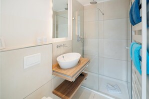 Dusche, Haartrockner, Handtücher