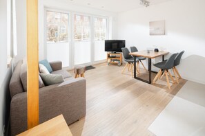 Fernseher, DVD-Player, Stereoanlage