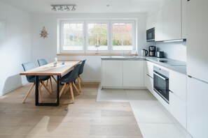 Fridge, microwave, oven, stovetop - Modern vacation apartment for 4 people, new building near the beach (Juist)