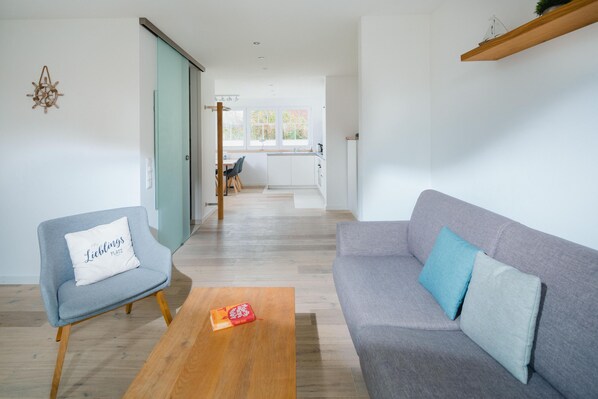 TV, DVD player, stereo - Modern vacation apartment for 4 people, new building near the beach (Juist)