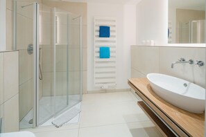 Shower, hair dryer, towels - Modern vacation apartment for 4 people, new building near the beach (Juist)