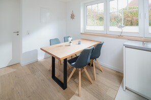 Dining - Modern vacation apartment for 4 people, new building near the beach (Juist)