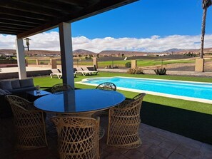 Pool - VILLA YEROMI - Exclusivity, spaciousness and relax in Caleta de Fuste (ANTIGUA)
