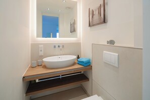 Douche, sèche-cheveux, serviettes fournies