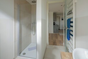 Dusche, Haartrockner, Handtücher