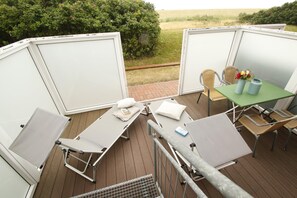 Terrace/patio - "Experience pure relaxation in the charming vacation apartment on Juist!" (Juist)