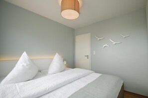 2 habitaciones, tabla de planchar con plancha y cuna de viaje 