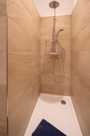 Shower, hair dryer - Apartment close to the center, completely renovated and modernly furnished (Juist)