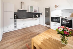 Fridge, microwave, oven, stovetop - Apartment close to the center, completely renovated and modernly furnished (Juist)
