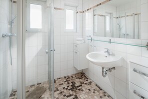Shower, hair dryer - Cozy vacation apartment with garden and close to the beach (Juist)
