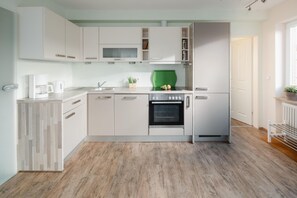 Fridge, microwave, oven, stovetop - Cozy vacation apartment with garden and close to the beach (Juist)