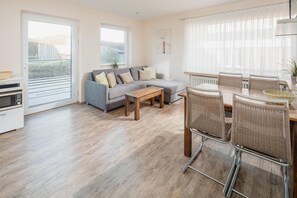 TV, stereo - Cozy vacation apartment with garden and close to the beach (Juist)