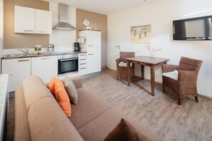 TV, stereo - Cozy vacation apartment with balcony and impressive sea view (Juist)