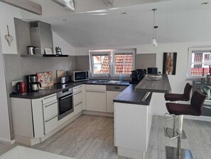 Fridge, microwave, oven, stovetop - Cozy vacation apartment close to the beach (Juist)