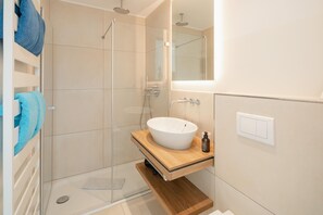Shower, hair dryer, towels - Modern vacation apartment for 2 persons, new building near the beach (Juist)