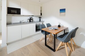 Fridge, microwave, oven, stovetop - Modern vacation apartment for 2 persons, new building near the beach (Juist)