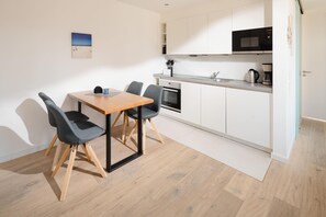 Fridge, microwave, oven, stovetop - Modern vacation apartment for 2 persons, new building near the beach (Juist)