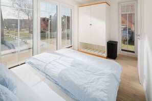 1 bedroom, travel cot, free WiFi, bed sheets - Modern vacation apartment for 2 persons, new building near the beach (Juist)