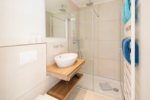 Shower, hair dryer, towels - Modern vacation apartment for 2 persons, new building near the beach (Juist)