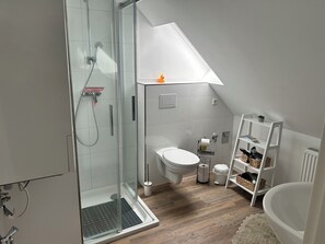 Bathroom - Vrbo Property (Emden)